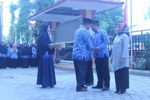 Penyerahan Piagam Penghargaan Kepada Pegawai Purnabakti oleh Kepala BKMM Makassar